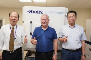 筑波科技行銷副總經理許棟材、APREL執行長 Nicol Stuart和APREL FAE經理Arthur合影。