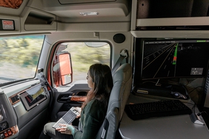 Kodiak機器人公司的自動駕駛長途卡車可在沒有輔助的情況下，每天在高速公路上行駛 20 小時。目前仍在系統試用的測試階段，圖中的司機以乘客身份坐在駕駛室中。