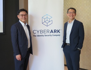CyberArk北亞區總監謝文駿(右)、CyberArk大中華區技術顧問黃開印(左)