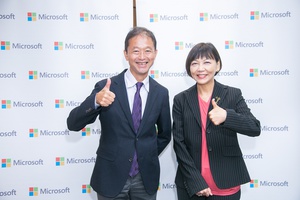 台灣微軟首席營運長陳慧蓉(右)及微軟亞洲首席資安官花村?（Minoru Hanamura）(左)分享資安攻擊最新趨勢，並首度公開說明及展示生成式AI Security Copilot。