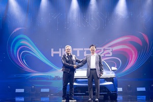 NVIDIA 创办人暨执行长黄仁勋(左)与鸿海科技董事长暨执行长刘扬伟(右)