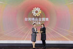 台達機電事業群行銷部經理胡嘉平女士(右)獲經濟部部長王美花頒發2024年「台灣精品金質獎」。得獎的全新模組機器人RS-M系列組合彈性多變，可滿足不同產線應用需求。
