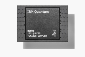 IBM在年度量子高峰会发表代号为「苍鹭」的 IBM Quantum Heron 处理器。（图片来源：Ryan Lavine 授权IBM）