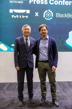 MIH開放電動車平台執行長鄭顯聰（左）與BlackBerry 資深副總裁暨 IVY 平台總經理 Vito Giallorenzo（右）宣布雙方合作計畫。