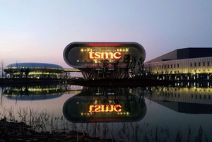 彭博資訊指出，如今台電不穩定的財務狀況已威脅台灣潔淨能源雄心，引發了供電可能中斷的擔憂，傷害其作為全球最大晶片製造中心的吸引力