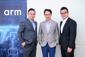 （左起）Arm首席应用工程师 徐焕升、Arm 台湾总裁 曾志光、Arm 应用工程总监 徐达勇