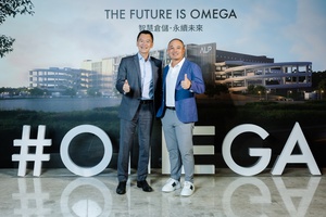 永聯物流開發執行長張建泰（右）與台灣微軟總經理卞志祥（左）合影，期許未來合作透過AI技術打造更智慧的物流解決方案