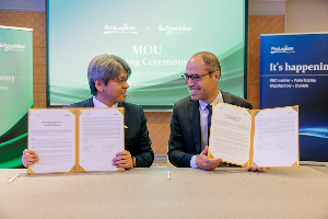 輝能科技創辦人暨集團主席楊思?（左）與施耐德電機法國業務執行副總裁Laurent Bataille（右）昨日於法國巴黎簽署戰略協定。