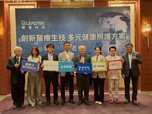 麗臺科技董事長盧崑山與銷售通路夥伴合影。麗臺提出從機構端與個人端正建立由預防醫學、精準檢測到增進健康的新3P思維。 (攝影/陳復霞)