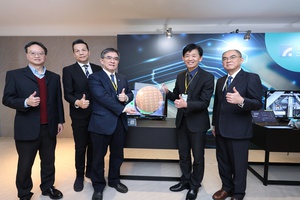 「AI赋能.半导体领航2024南台湾产业策略论坛」现场展出异质整合封装共乘服务产业应用成果。