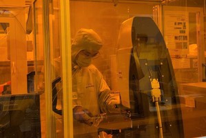 臺科大學生利用半導體表面檢測設備進行晶圓品質檢測。圖二為臺科大學生使用矽光子晶片展示光達系統中的光束轉向功能，未來可應用在提高機器人或車輛導航及避障的運算效率。