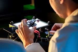 以模擬光源測試鈣鈦礦矽基疊層太陽能電池電性表現(照片來源：中央研究院)