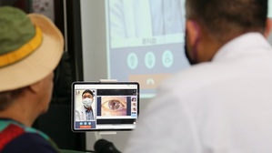 远传5G远距诊疗深入高雄茂林偏乡，进行AI辅助眼底病变诊断，协助茂林日照中心长者提早发现与治疗。(source:远传)