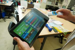 文化大学以人文与科技并进来打造新世代照护人才，并积极导入AI科技与智慧辅具，发展创新的照护模式。图二为文化大学将运动健身数据云端化，导入AI，培育长照3.0健康AI专业人才。