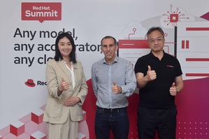 左起：Red Hat 台灣區總經理孫媛音、Red Hat 亞太區技術長Vincent Caldeira、Red Hat 首席資深解決方案架構經理游政杰