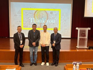 圖右起為世新大學校長陳清河、亞洲指標數位行銷董事長黎榮章、新聞傳播學院院長蘇建州、傳管系主任張伯謙合影。圖二為亞洲指標數位行銷董事長黎榮章分享企業如何運用AI技術提升內容品牌競爭力。（世新大學提供）