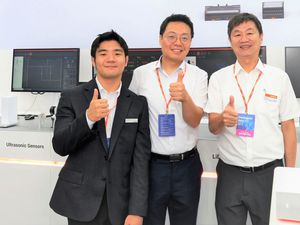 力通自动化科技公司业务经理赖加峰(右一)与Autonics团队