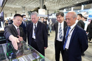 圖一為漢翔公司總經理曹進平(左1)、總統府資政沈榮津(左二)、金屬中心航太處處長簡志維(左三);圖二:經濟部產發署盧文燦副組長(左一)、簡志維處長(左二)、沈榮津資政(左三)、亞洲航空董事長李偉賢(左四)合影