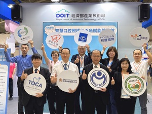 金屬中心口腔照護暨吞嚥賦能智慧方案攜手合作夥伴,展現跨領域合作與場域滲透成果。圖二為高齡智慧口腔與吞嚥賦能體驗館金屬中心副執行長王俊傑致詞