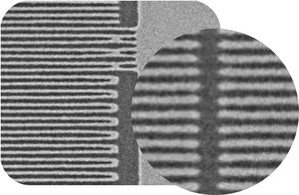 利用直接金属蚀刻，经单次曝光High-NA EUV微影所制出的18奈米间距??（Ru）导线。
