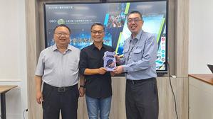 台灣世曦副總經理王子安(右)贈禮予淡江大學工學院暨AI創智學院及精準健康學院院長李宗翰(中),左為資訊工程學系特聘教授張志勇。(圖/淡江大學提供)