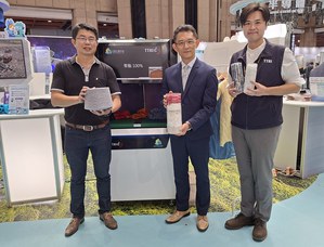 沛德永續科技創辦人暨執行長劉曜達(左)指出,未來將與紡織廠合作,創造「零廢棄、零掩埋」的永續新價值。與經濟部產業技術司司長郭肇中合影(中)。