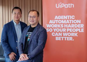 UiPath大中華區區域副總裁陳名璋(右)、UiPath資深產品技術顧問蔡君浩(左)