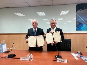 國家災害防救科技中心陳宏宇主任（左）與中國科技大學校長陳振遠（右）代表簽署合作備忘錄。（source：中國科技大學）