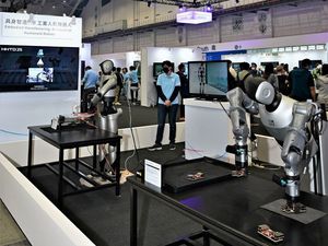 今年鴻海科技日HHTD2首次演示工業級AI人形機器人,在智慧製造的具體應用。
