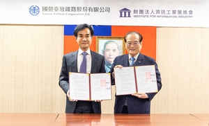 資策會董事長黃仲銘(左)與臺鐵公司董事長鄭光遠(右)代表雙方正式簽署合作意向書。圖二為與會貴賓會後合影,左起為資策會執行長范俊逸、資策會董事長黃仲銘、臺鐵董事長鄭光遠、臺鐵總經理馮輝昇。