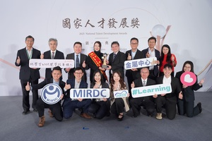 金属中心刘嘉茹董事长(後排左四)与升级处龚传智组长(後排右四)及团队成员获国家人才发展奖「机关(构)团体奖」合影,图二为董事长刘嘉茹(右)接受行政院院长颁发国家人才发展奖。