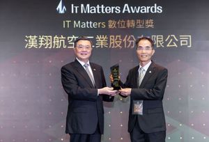 汉翔公司荣获「第三届IT Matters Awards━数位转型奖」,由行政院长卓荣泰(左)颁奖,汉翔资讯处长方一定(右)代表受奖