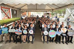 南臺科大智慧微電網產業人才培育基地揭牌，校長黃能富(左5)與國科會主委吳誠文(右5)、教育部司長楊玉惠(左4)及產官學貴賓合影。圖二為吳誠文表示本基地體現「前瞻、均衡、共榮」的科技願景。