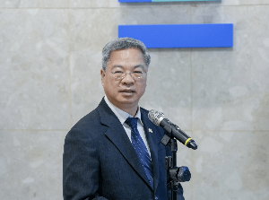 經濟部部長龔明鑫指出，透過本次談判，將台灣對等關稅降至15%，且不疊加原關稅，有助於傳產及中小企業對美出口競爭力。