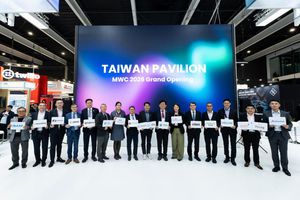 產發署曾偉華簡任技正（右8）攜手台灣館優質通訊廠商代表參展