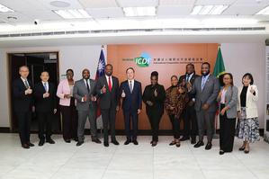 克國公共建設、能源與公用事業、國內交通、資通訊及科技暨郵政部長一行人拜訪國合會。圖二為雙方共同簽屬「綠色能源轉型示範計畫」。