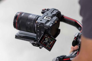 Canon EOS C50 全片幅電影機閃亮登場，以小型機身承載強悍影像性能，特別適合專業錄影師及靈活製作團隊、獨立製片、多機位直播與社群內容創作者。