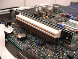 图三 : 64 bit PCI 扩展槽