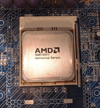 《圖一　技嘉攤位展示AMD Opteron CPU，晶片編號AM8100AV 》