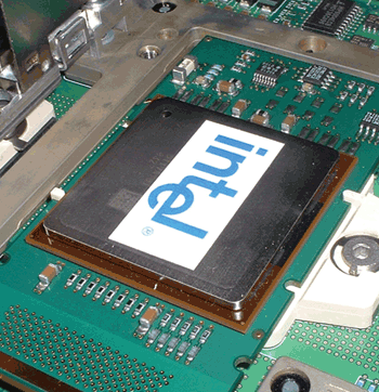 《图二 英特尔自家摊位展示Itanium-2 CPU》