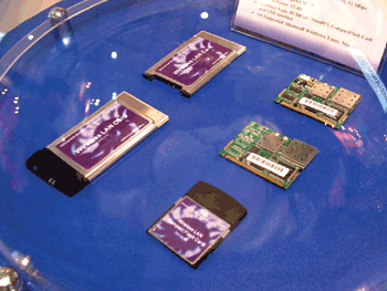 《图五 厂商各类无线网卡，左侧为PCMCIA/CardBus接口，右下为CF接口，右上两款则为MiniPCI接口》