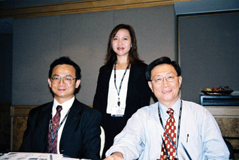 《圖六　FSI亞太區總裁譚小廣（右）與亞太區產品管理處長林啟發》