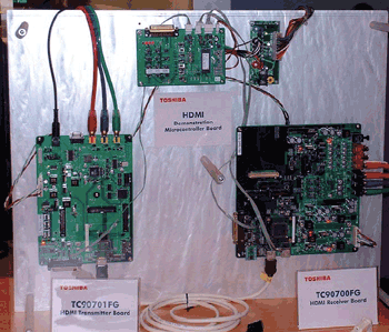 《图三 TOSHIBA所展示的HDMI收讯电路板（TC90701FG）、HDMI发讯电路板（TC70701FG）、及微控器验证板，目前对HDMI收发讯芯片最积极的，除了Silicon Image外就属TOSHIBA第二活跃。》