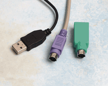 《图五 目前的有线鼠标所使用的接头：USB和PS/2，外加一个USB转PS/2转换器》