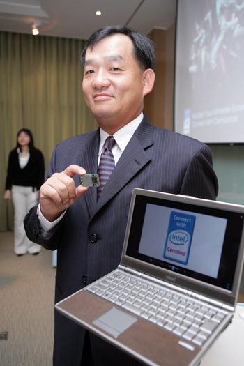 《圖三　Intel亞太區通訊產品行銷暨業務總監陳武宏與Wireless-N產品》
