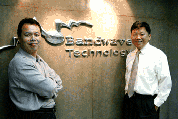《图九 识方科技总经理张隆策（右）与技术总监杨曜荣（左）》