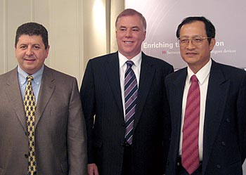《圖三　左起Synaptics筆記型電腦事業部副總裁Mark Vena、行銷暨手持事業部副總裁Joe Virginia、台灣分公司副總裁蕭文雄》