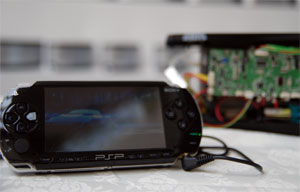 《图一 利用可携式燃料电池系统运作的PSP游戏机》