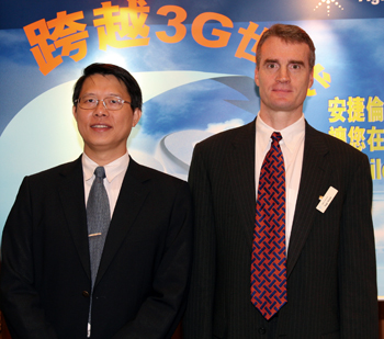 《圖一　安捷倫電子量測事業群行動寬頻部門市場行銷經理Roger Nichols（右）、亞洲區無線通訊市場行銷經理張志銘》