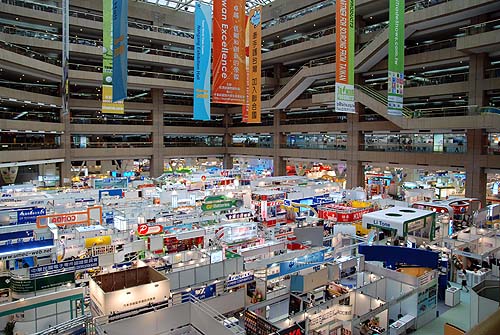 《圖一　第33屆「台北國際秋季電子展」及第1屆「台灣國際RFID應用展」共吸引超過7萬名左右國內外業者前來參觀採購，較去年成長15%》